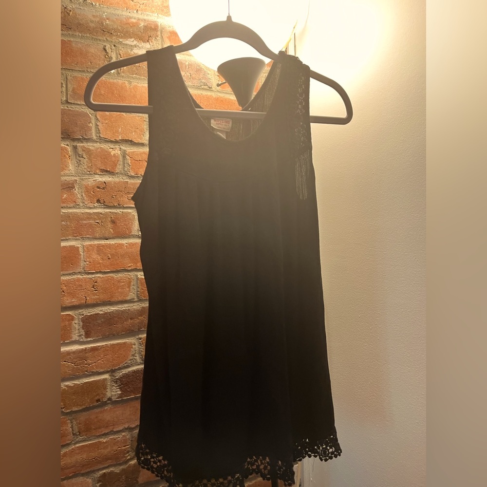 💖Mossimo M Black Top w/ Cute Details! $1 w/ Purchase